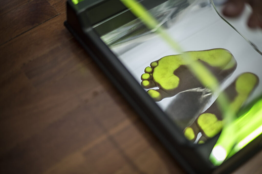 foot-analysis-with-green-lighting-on-wooden-floor-2026-03-09-04-09-24-utc